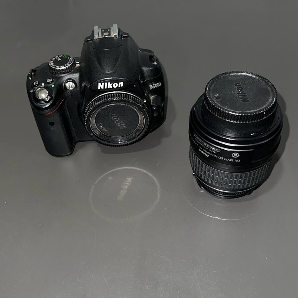Nikon D5000 DSLR camera body and lens 18-55mm